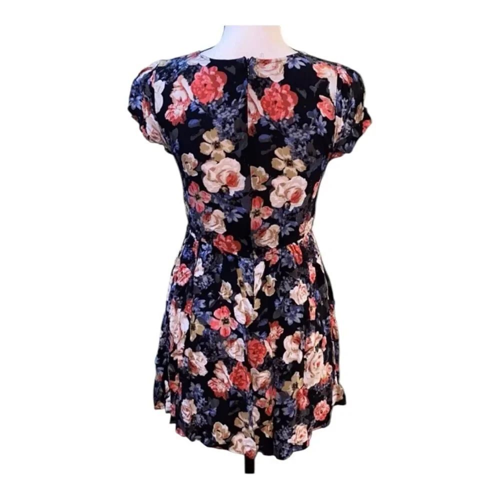 ✨F21 Floral Mini Dress✨ - Picture 3 of 6